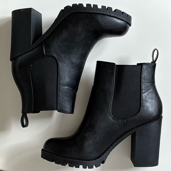 Soda Shoes - Soda Black Chunky Heel Lug sole Chelsea Boots size 8